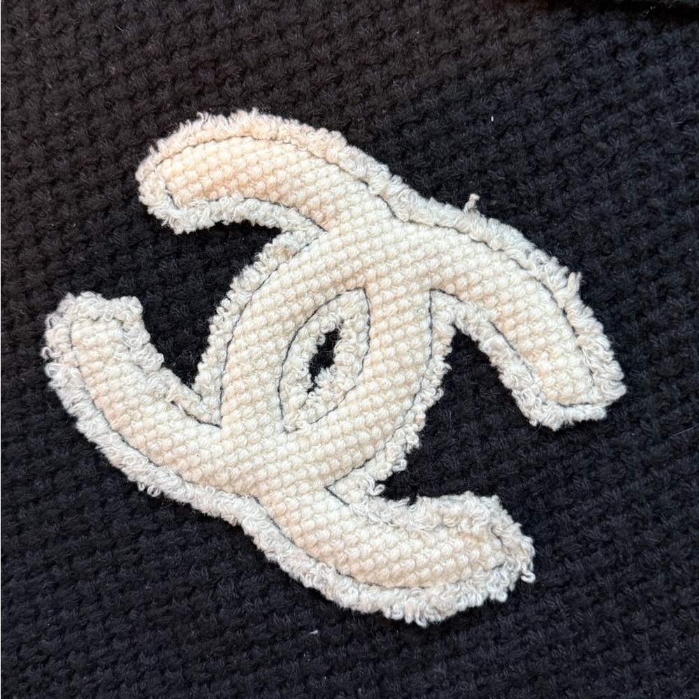 (RARE) CHANEL Black Knit 100% Cashmere Scarf With White Embroidered Emblem - Picture 3 of 5